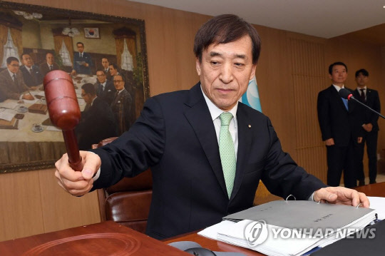 이주열 한국은행 총재가 지난달 18일 오전 서울 중구 태평로 한국은행에서 열린 금통위에서 의사봉을 두들기고 있다. 연합뉴스